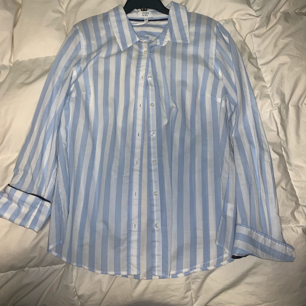 Crown and Ivy Button up shirt